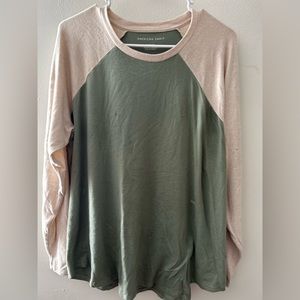 American Eagle women’s green and beige soft long sleeve shirt size XL great cond